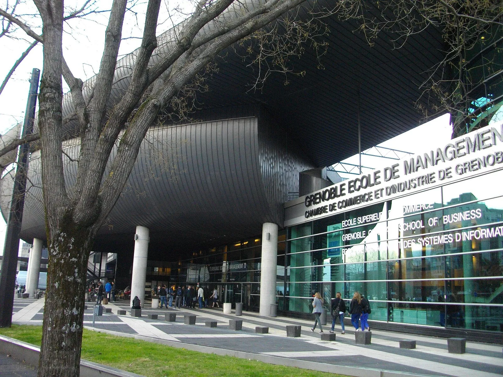 L'entrée de Grenoble École de Management