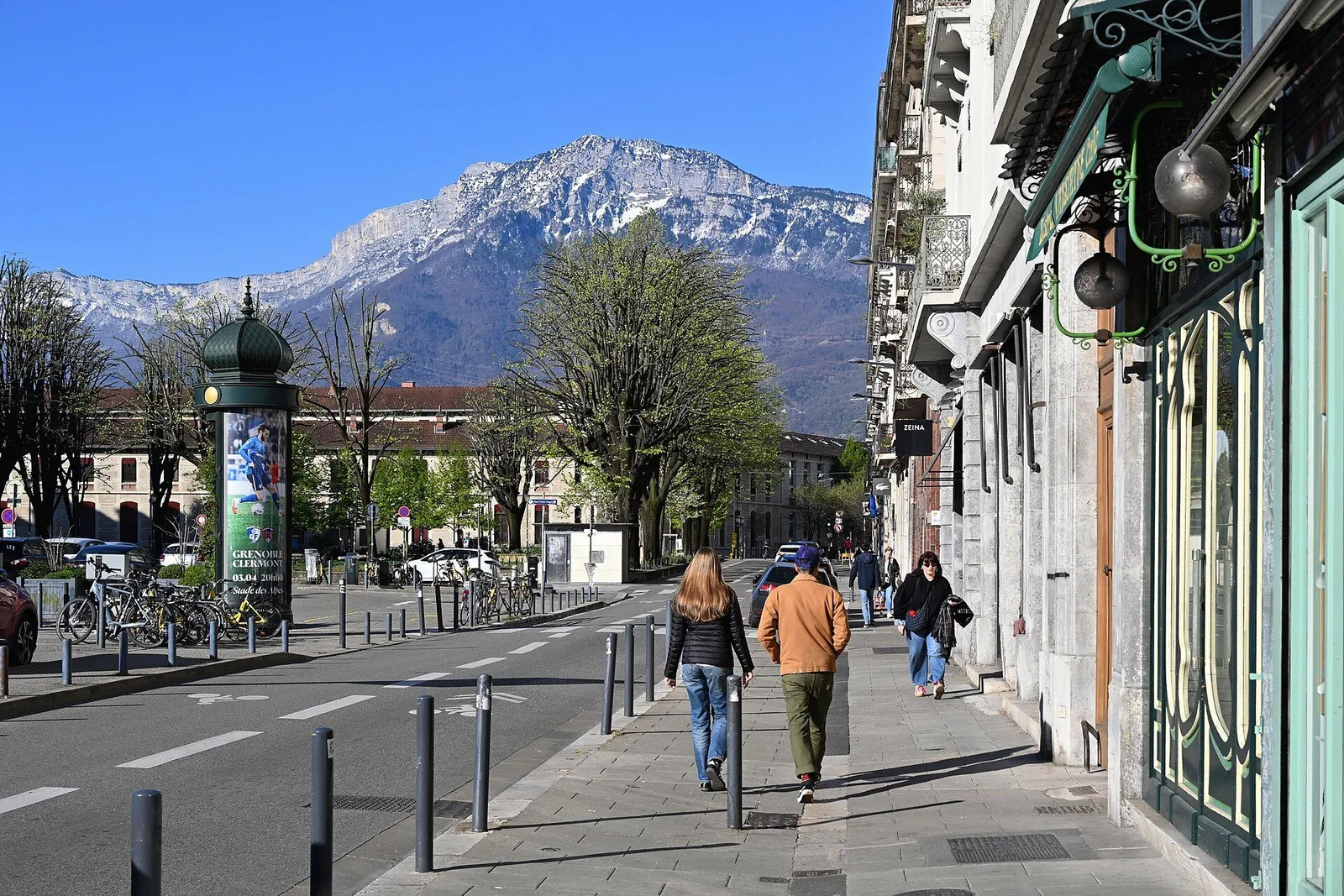 Grenoble, place Vaucanson, avec le Moucherotte en fond