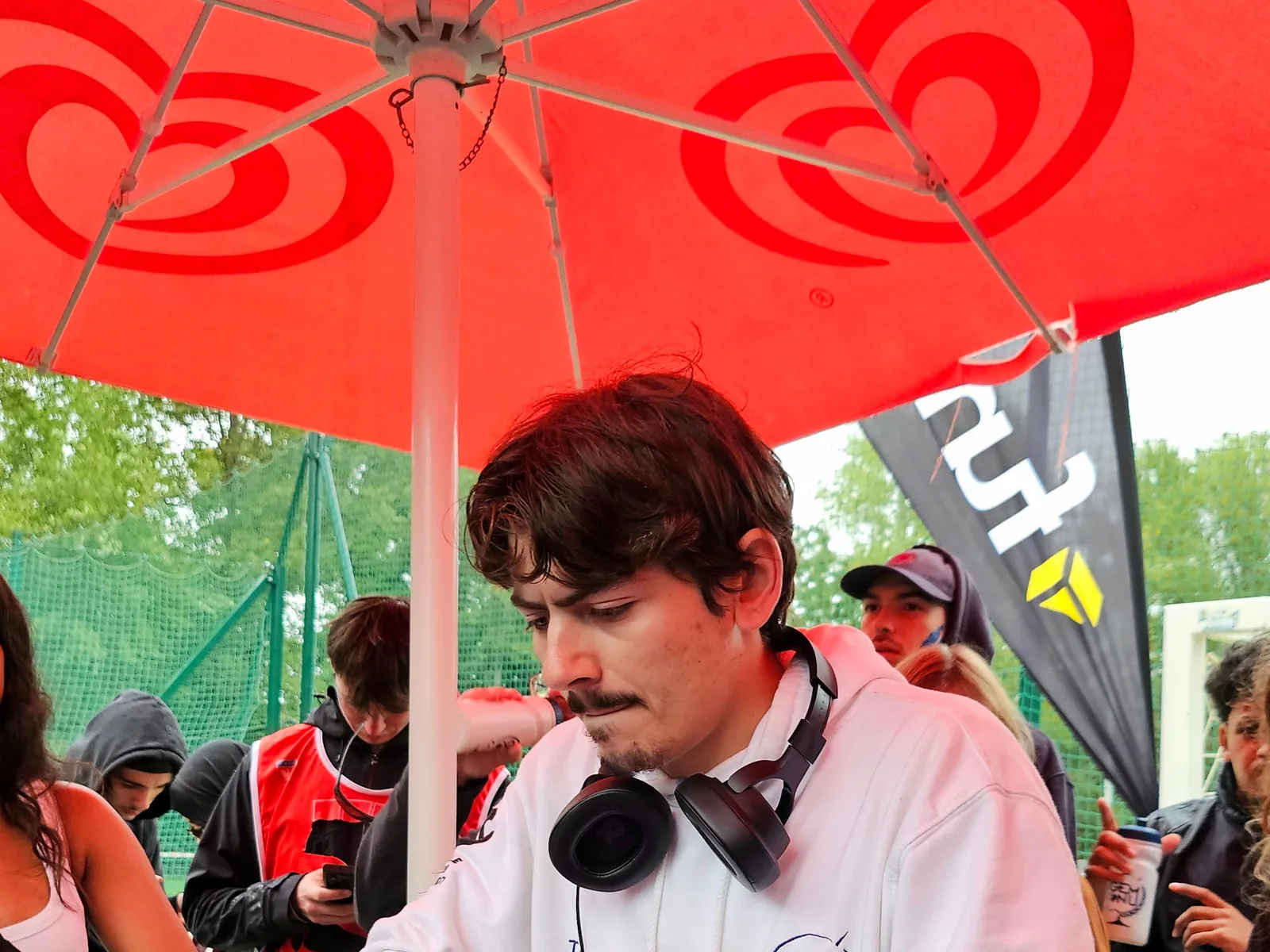 KVP aux platines, en plein air