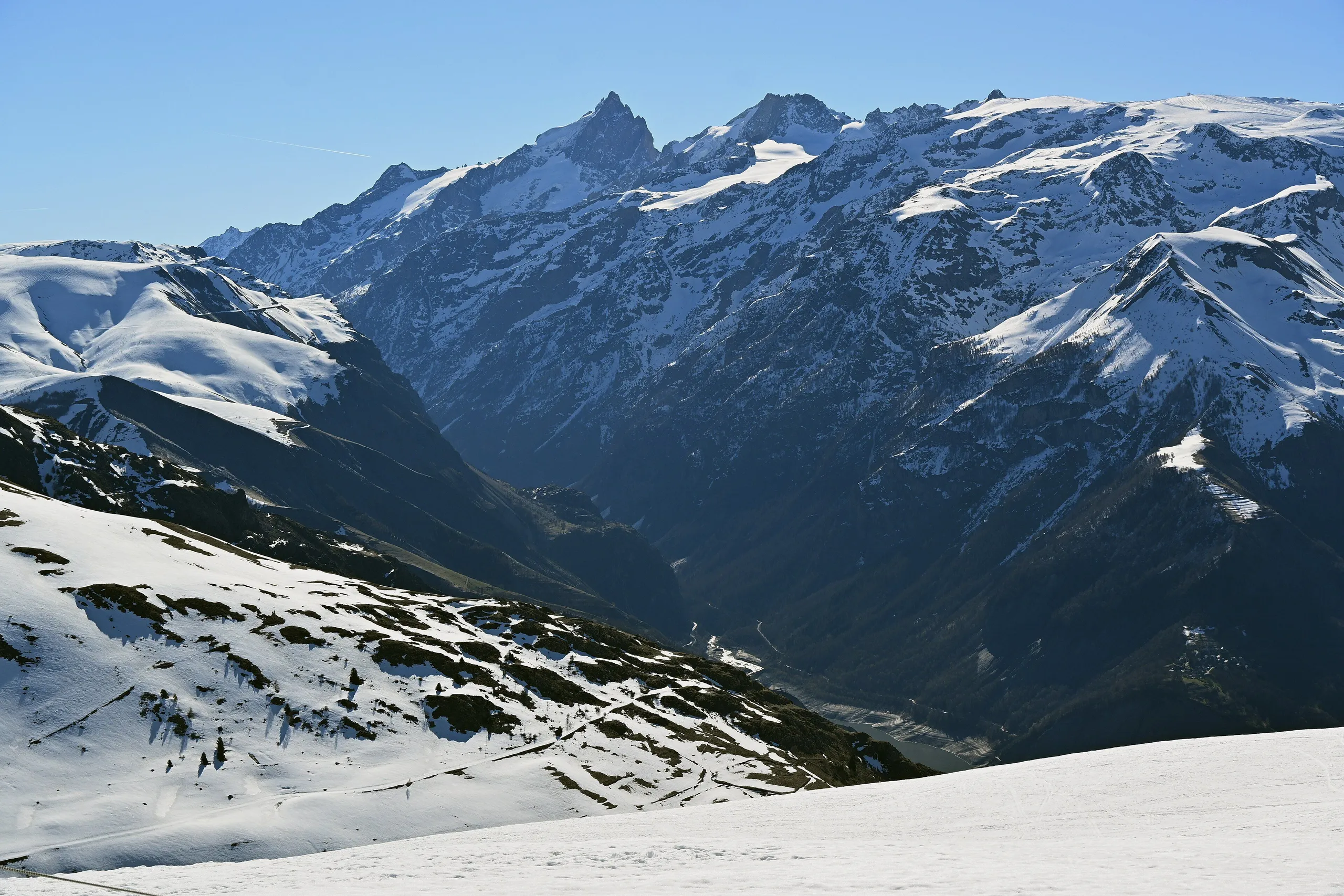 La Meije au-dessus du lac du Chambon