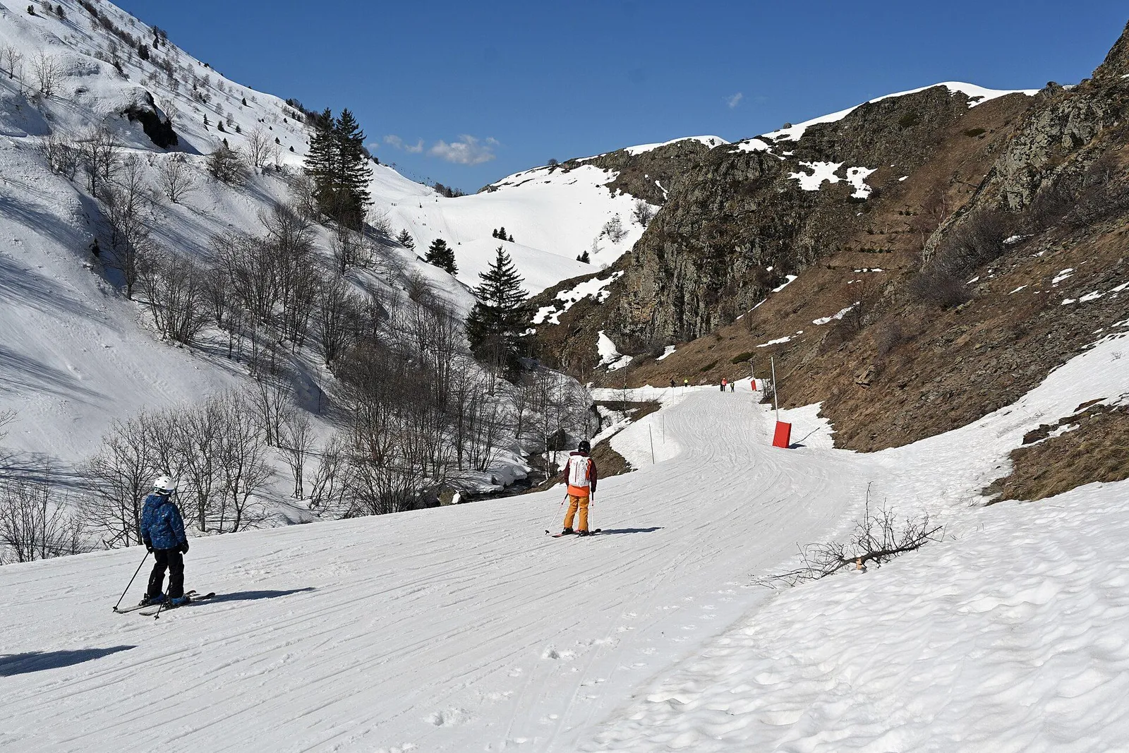 Skieurs sur une piste enneigée